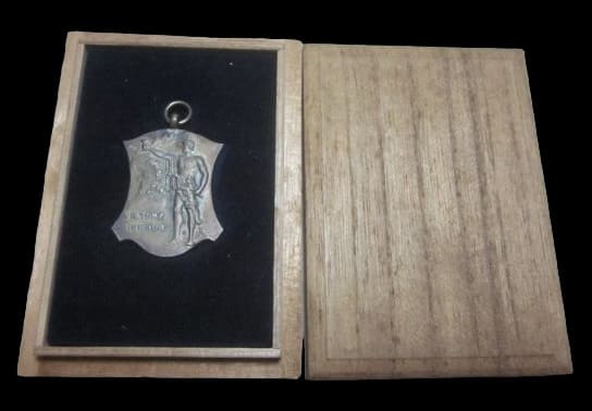 1927 Chosen Railway Bureau Friendship Association Athletics Club Watch Fob 1927年朝鮮鉄道局局友會運動部章.jpg