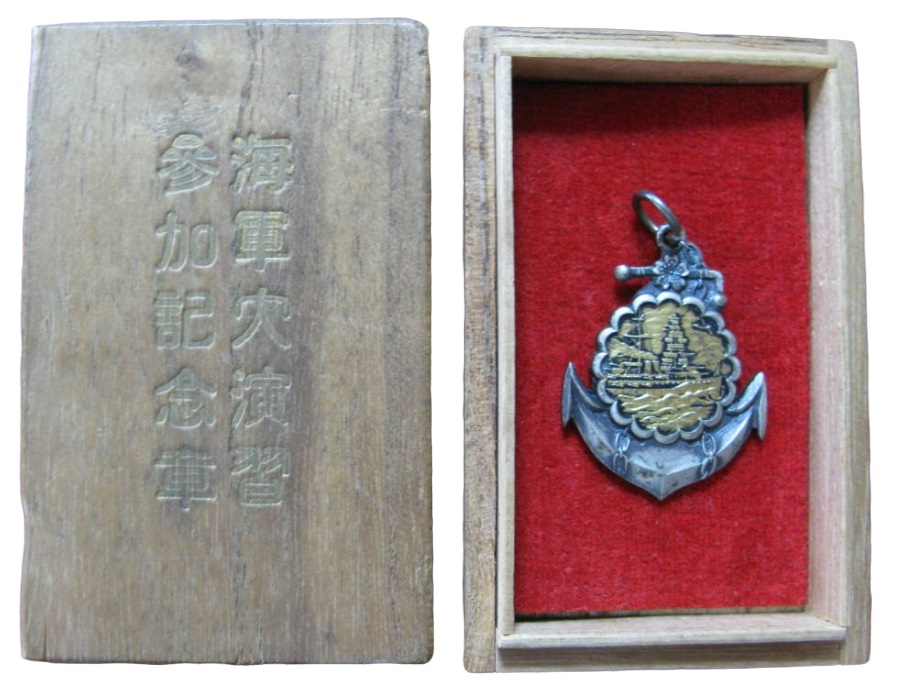1934 Navy Large  Maneuvers Participation Commemorative Badge.jpg