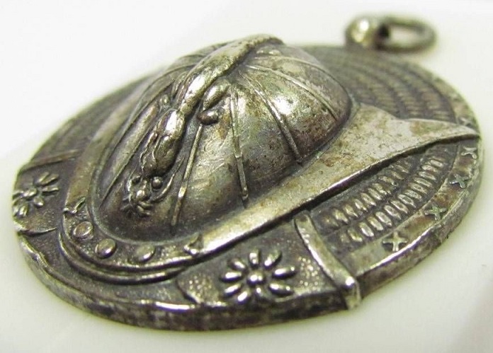 1937 Navy Emergency Large  Maneuvers Participation Commemorative Kabuto-shaped Watch Fob 昭和十二年度非常時日本海軍大演習参加記念章.JPG