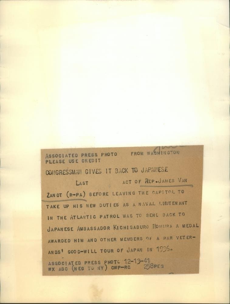 1941 Press Photo James Van Zandt sends back a medal to Japanese  envoy.jpg