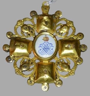1st class  cross of St. Anne order AP.jpg