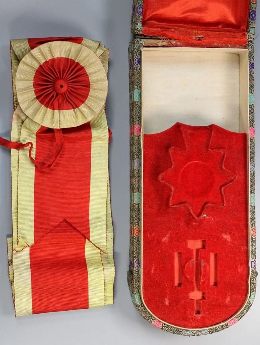 1st class Order of Precious  Brilliant Golden Grain 一等寳光嘉禾勲章.jpg