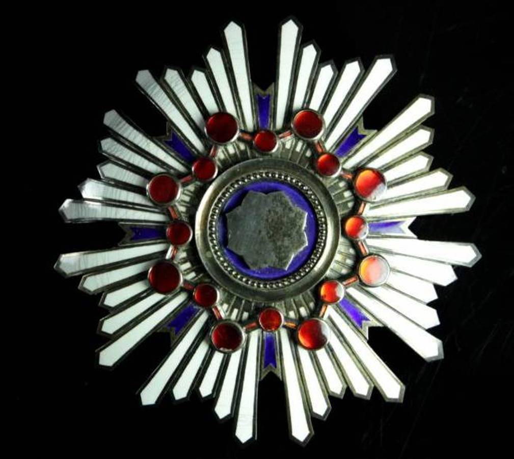 1st class Order  of Sacred Treasure with mark 美.jpg