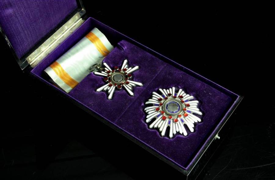 1st class  Order of Sacred  Treasure with mark 美.jpg