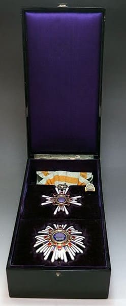 1st  class Order of Sacred  Treasure with mark 美.jpg
