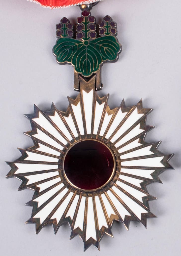 1st class  Order of the Rising Sun awarded to General Colin Powell in 1991.jpg