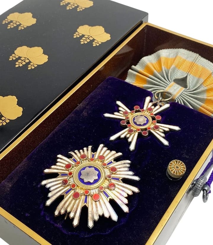 1st class Order of the Sacred  Treasure Case for a Foreigners.jpg