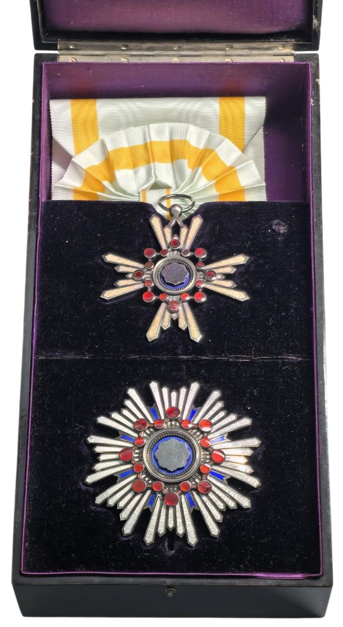 1st class Order of the Sacred Treasure with mark 幣.jpg