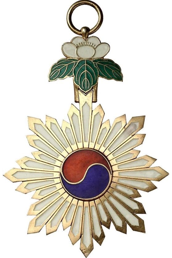 1st class Orders of Taeguk 太極章.jpg