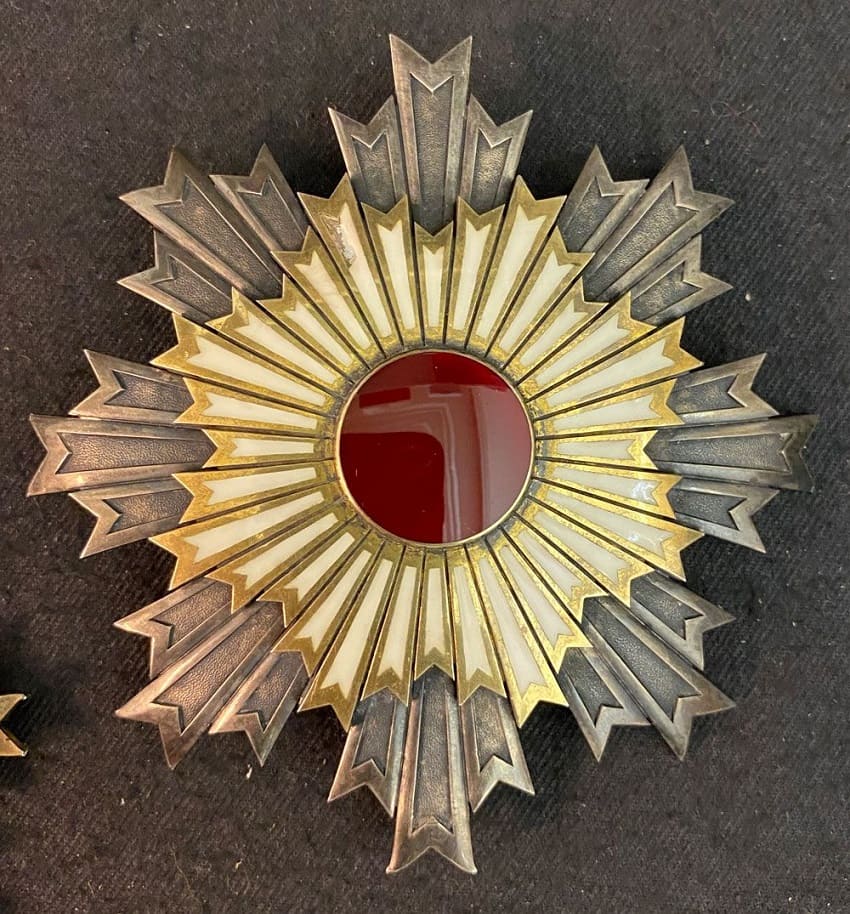 1st  class Rising Sun order in the case for foreigners.jpg