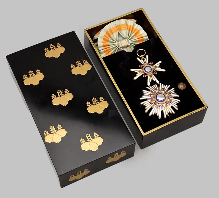1st  class Sacred Treasure order from Meiji era in case for Foreigners.jpg