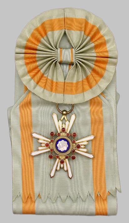 1st class Sacred Treasure order from Meiji era in case for Foreigners.jpg