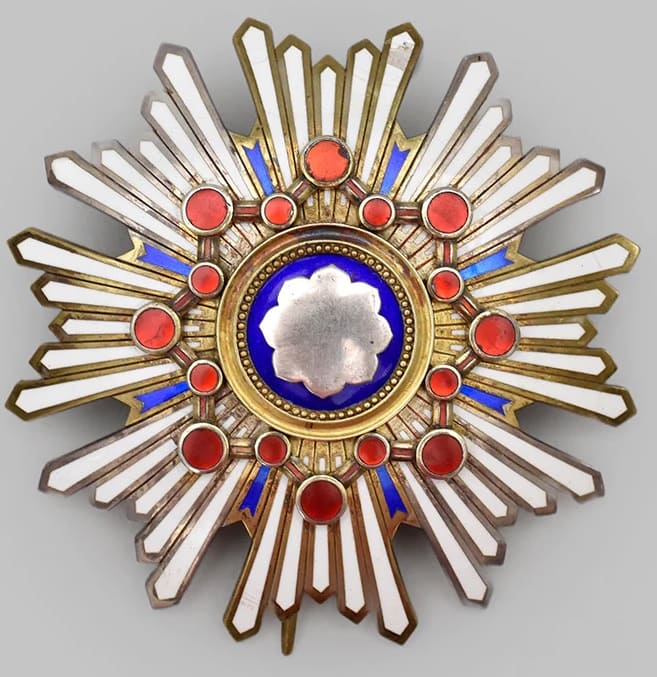 1st class Sacred  Treasure order from Meiji era in case for Foreigners.jpg
