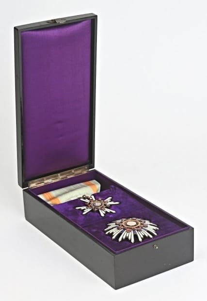 1st class Sacred Treasure Order in case with Silver Kanjis.jpg