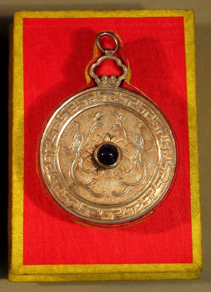 1st Type 4th Class Double Dragon  order awarded in 1888 to British Engineer Harry Sait.jpg