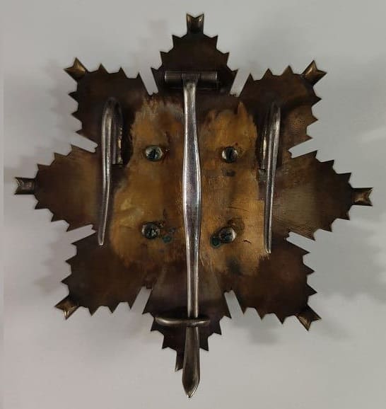 2nd class fake   breast star Order of the White Falcon.jpg