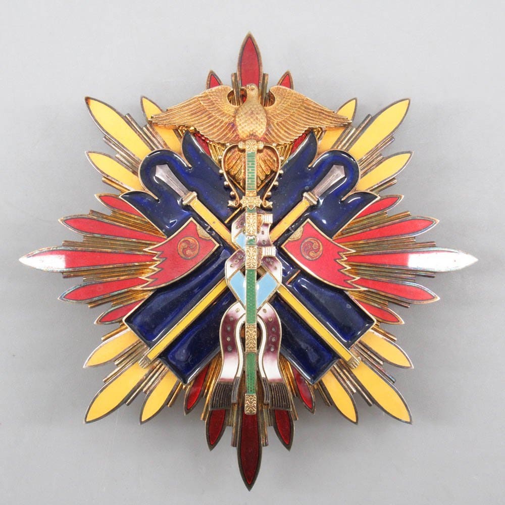 2nd class Golden Kite order  from 1942-1945  time period.jpg