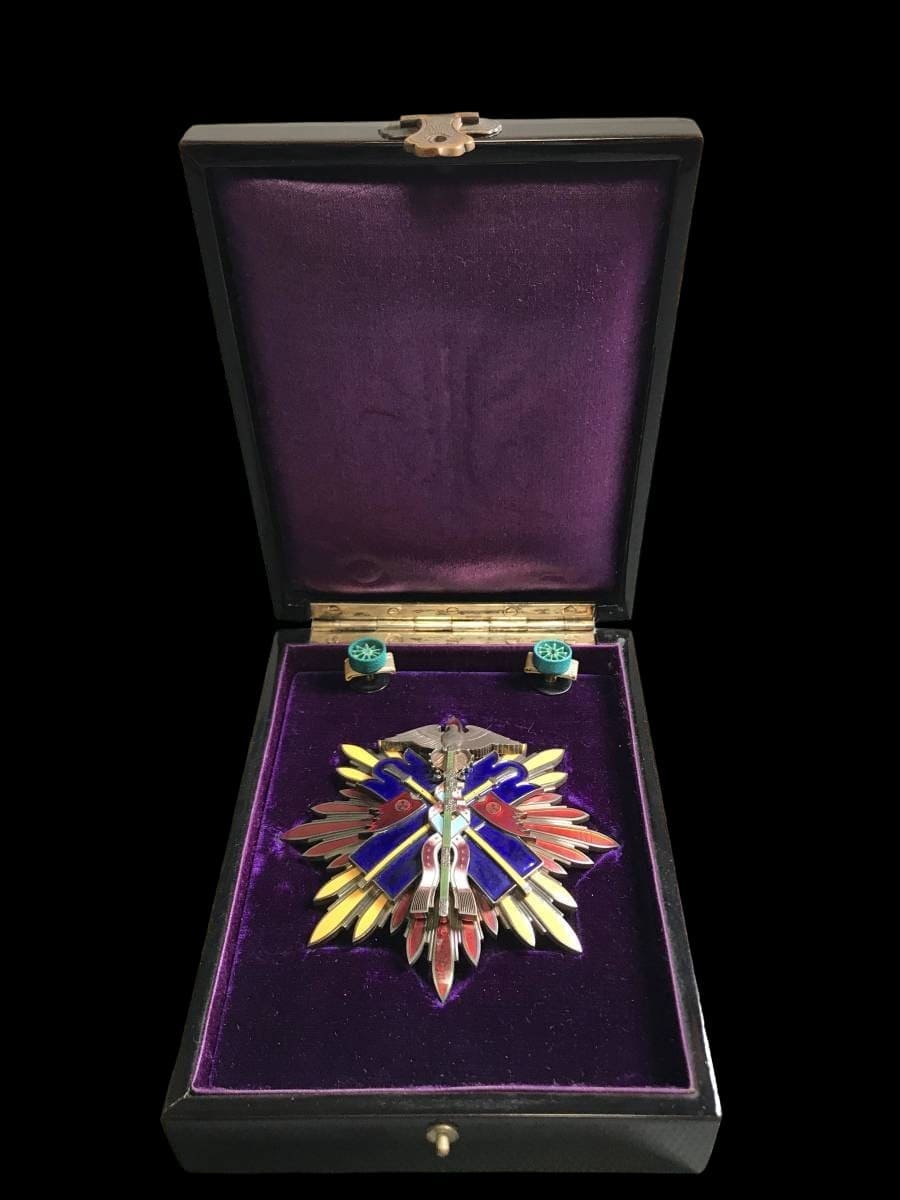 2nd class Golden Kite order  from 1942-1945  time period.jpg
