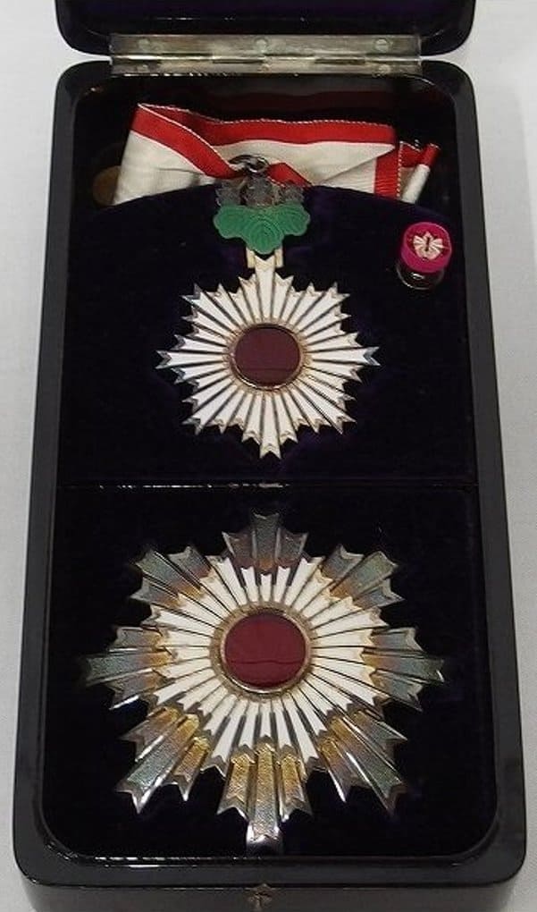 2nd class Order  of Rising Sun with mark  ナ.jpg