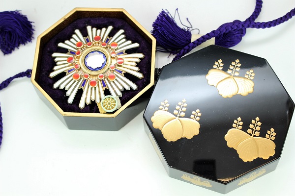 2nd class Order of Sacred Treasure with mark 美 in case for foreigners.jpg