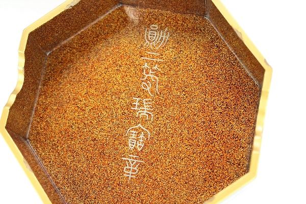 2nd class Order of Sacred Treasure  with mark 美 in case for foreigners.jpg