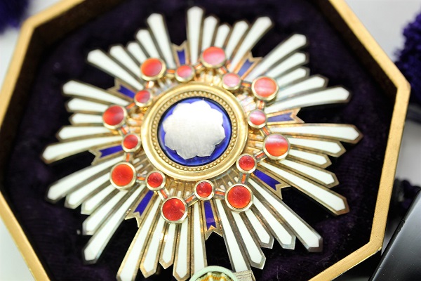 2nd class Order of Sacred Treasure with mark  美 in case for foreigners.jpg