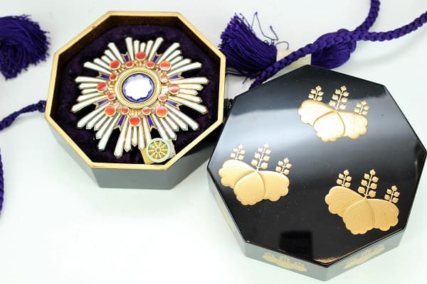 2nd class Order of Sacred Treasure with mark 美 in case for foreigners.jpg