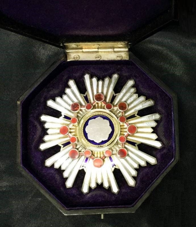 2nd class Order  of Sacred Treasure with mark 美.jpg