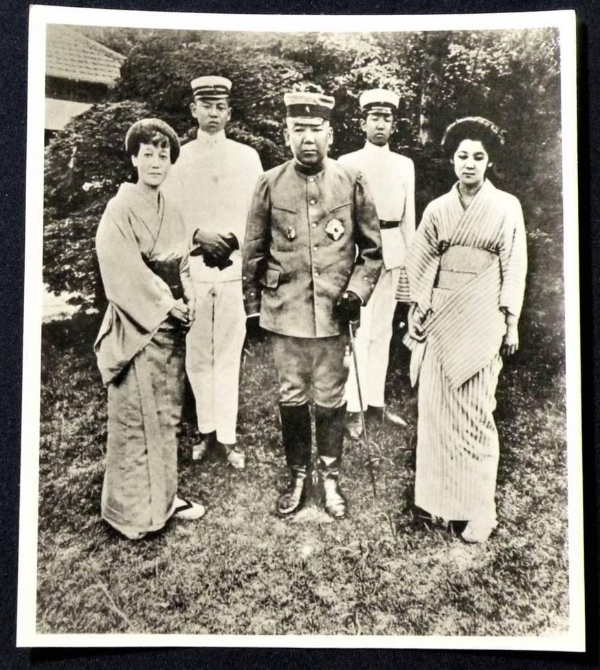 明治３７年 日露戦争出征のため大山 巌 元帥陸軍大将と家族の記念写真.jpg