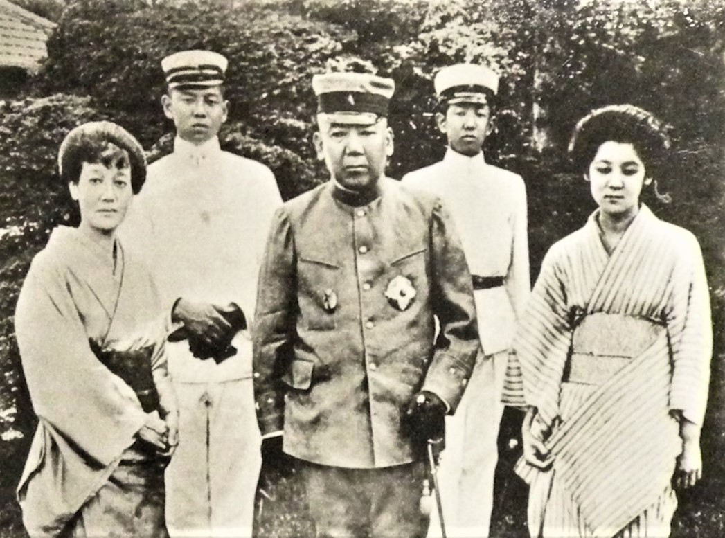 明治３７年日露戦争出征のため大山 巌 元帥陸軍大将と家族の記念写真.jpg
