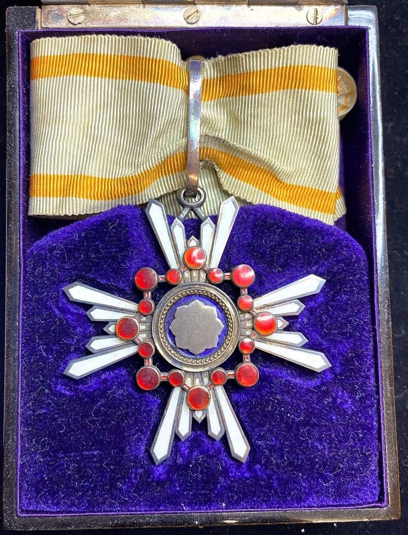 3rd class badge marked 美..jpg
