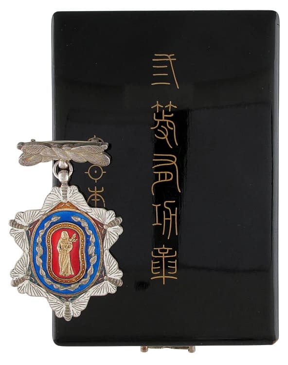 3rd class Meritorious Service Badge of Great Japan Sericulture Association.jpg