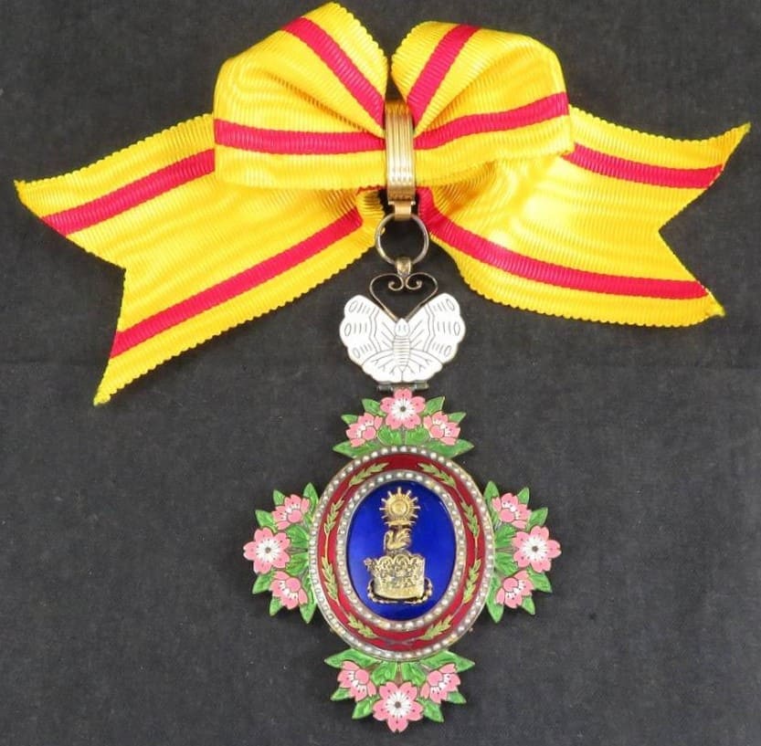 3rd Class Order of Precious Crown 勲三等宝冠章.jpg
