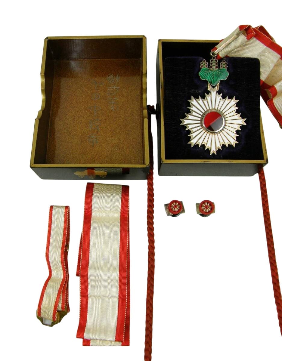 3rd class Order of Rising Sun in Cases for a Foreigners.jpg