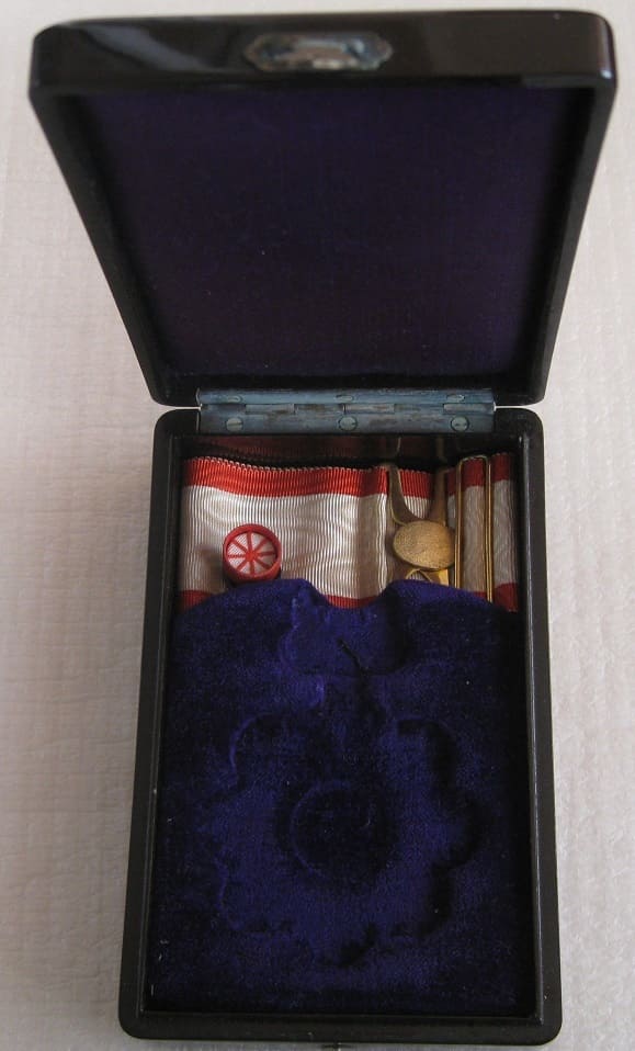3rd class  Order of Rising Sun with  mark ナ.jpg