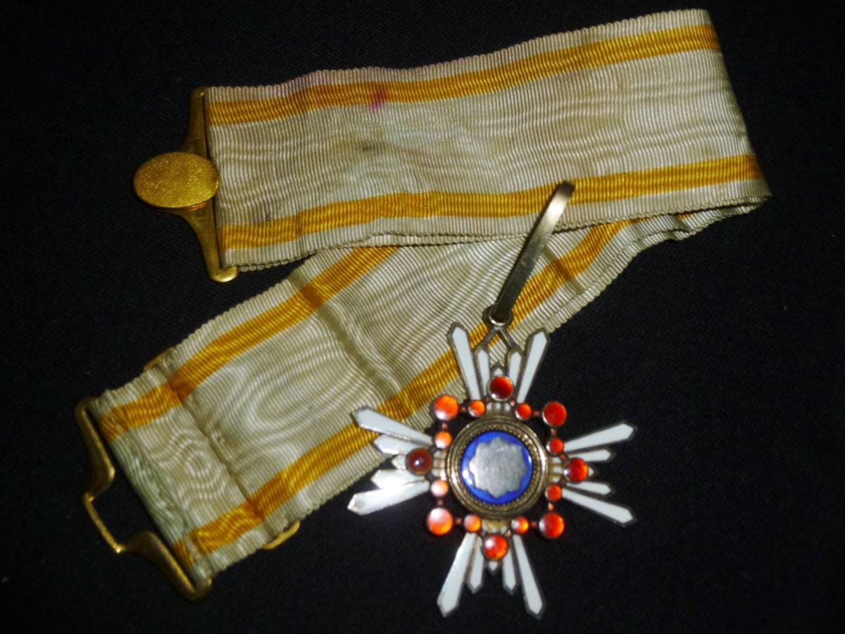 3rd class Order of Sacred Treasure   with mark 美.jpg
