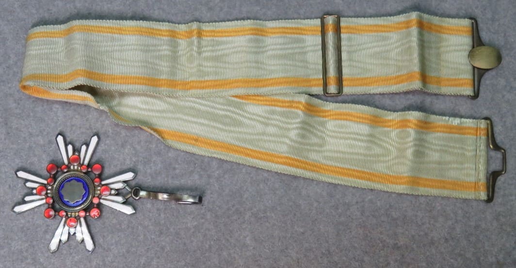 3rd class Order  of Sacred Treasure  with mark 美.jpg