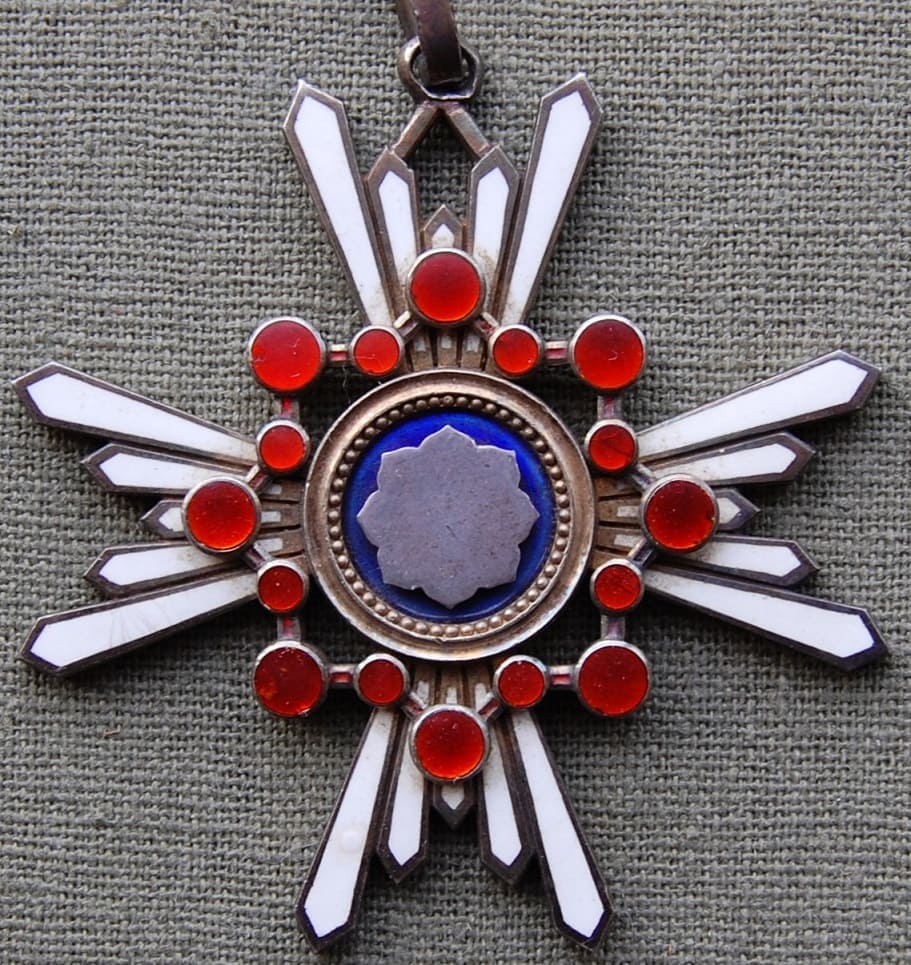 3rd class Order of   Sacred Treasure  with mark 美.jpg