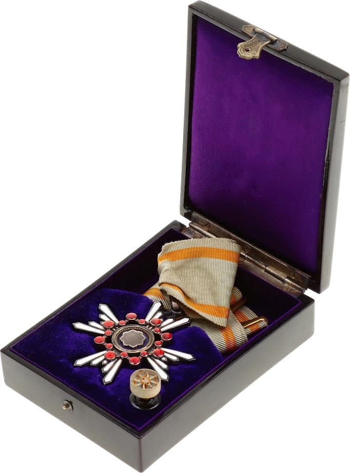 3rd class Order of Sacred Treasure with  mark 美.jpg