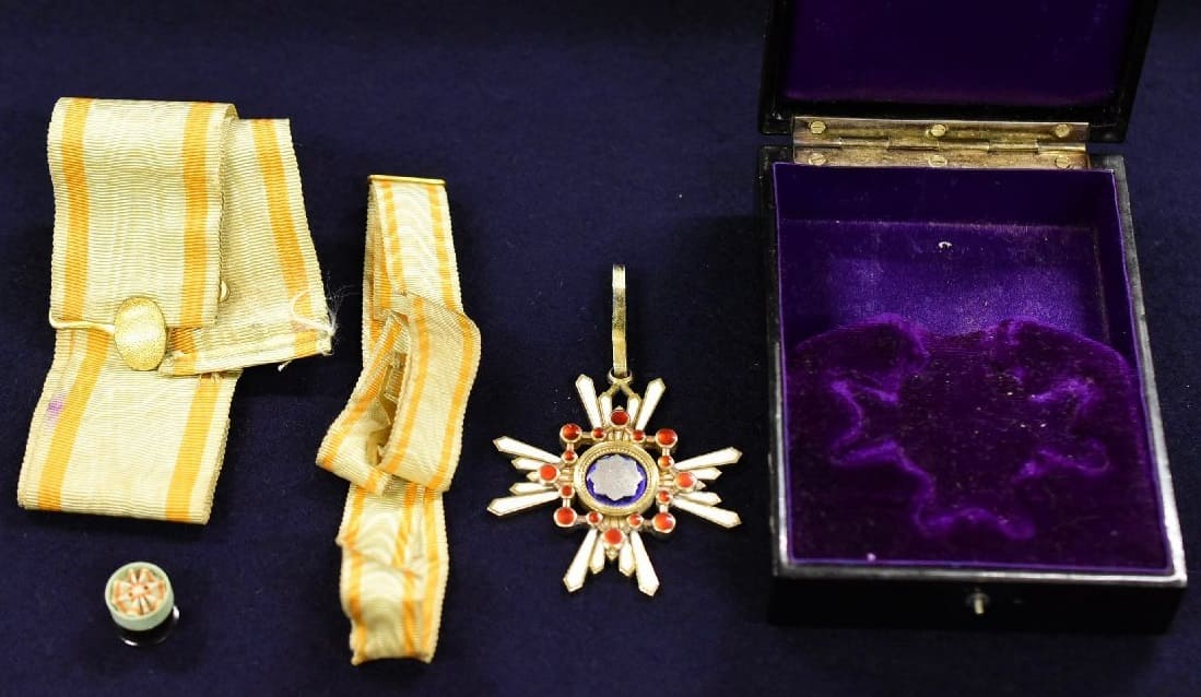 3rd class Order of  Sacred Treasure with mark ナ.jpg