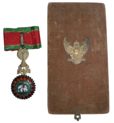 3rd class Order of the Crown of Thailand made by Court Jewellers A.Gränlert&Co, Bangkok.jpg