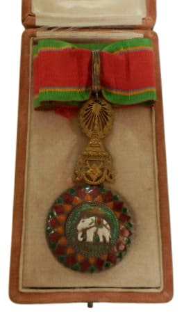 3rd class  Order of the Crown of Thailand made by Court Jewellers A.Gränlert&Co, Bangkok.jpg