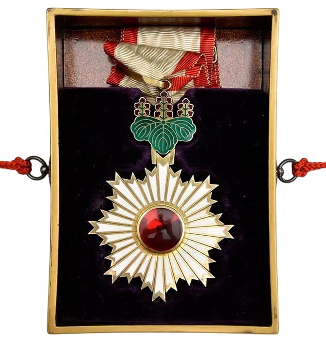 3rd class order of the Rising Sun  with case for a foreigners.jpg