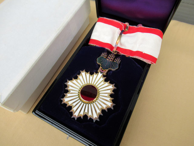 3rd class Rising Sun  and its miniature.jpg
