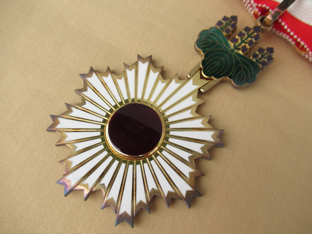 3rd class Rising Sun and  its  miniature.jpg