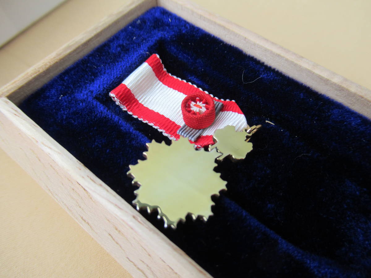 3rd  class  Rising  Sun and its miniature.jpg