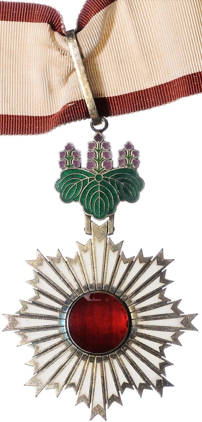 3rd class Rising Sun order with case for foreigners.jpg