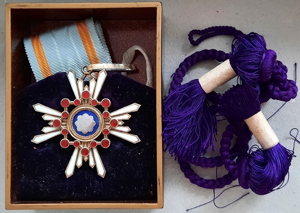 3rd class Sacred Treasure order that was awarded to Surgeon General Dr. Wilhelm Schürmann (1864-1920).jpg
