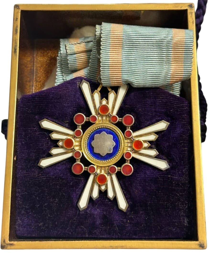 3rd class Sacred Treasure order with case for foreigners from Meiji era.jpg