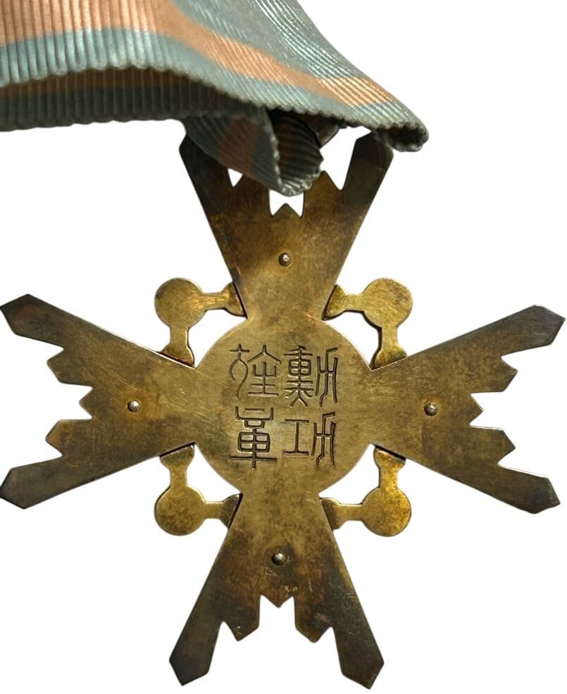 3rd class Sacred Treasure order with case for foreigners  from Meiji era.jpg